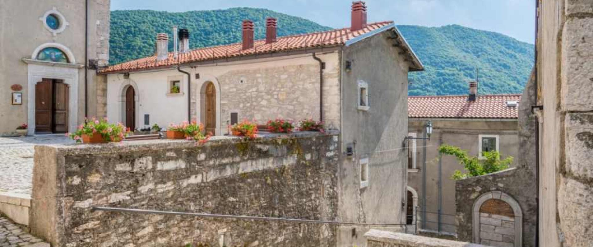 Una Notte Nel Borgo Circondato Da Una Corona Di Montagne! | Borghi ...